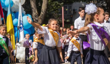Odessa, Ukrayna 1 Eylül 2018: Eylül 1 gün kutlama bilgi. Gülümseyen mutlu birinci sınıf öğrencileri ve velileri mutlu. Okul içinde öğretmen eğitim yılın başında tatil