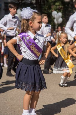 Odessa, Ukrayna 1 Eylül 2018: Eylül 1 gün kutlama bilgi. Gülümseyen mutlu birinci sınıf öğrencileri ve velileri mutlu. Okul içinde öğretmen eğitim yılın başında tatil