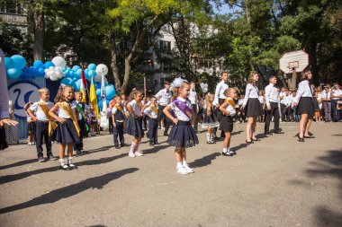 Odessa, Ukrayna 1 Eylül 2018: Eylül 1 gün kutlama bilgi. Gülümseyen mutlu birinci sınıf öğrencileri ve velileri mutlu. Okul içinde öğretmen eğitim yılın başında tatil