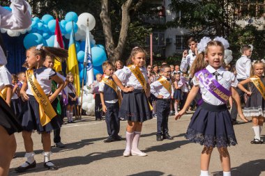 Odessa, Ukrayna 1 Eylül 2018: Eylül 1 gün kutlama bilgi. Gülümseyen mutlu birinci sınıf öğrencileri ve velileri mutlu. Okul içinde öğretmen eğitim yılın başında tatil