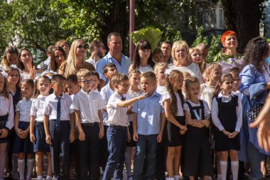 Odessa, Ukrayna 1 Eylül 2018: Eylül 1 gün kutlama bilgi. Gülümseyen mutlu birinci sınıf öğrencileri ve velileri mutlu. Okul içinde öğretmen eğitim yılın başında tatil