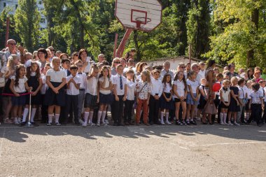 Odessa, Ukrayna 1 Eylül 2018: Eylül 1 gün kutlama bilgi. Gülümseyen mutlu birinci sınıf öğrencileri ve velileri mutlu. Okul içinde öğretmen eğitim yılın başında tatil