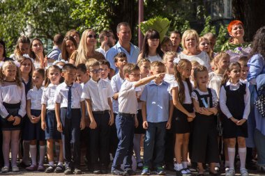 Odessa, Ukrayna 1 Eylül 2018: Eylül 1 gün kutlama bilgi. Gülümseyen mutlu birinci sınıf öğrencileri ve velileri mutlu. Okul içinde öğretmen eğitim yılın başında tatil