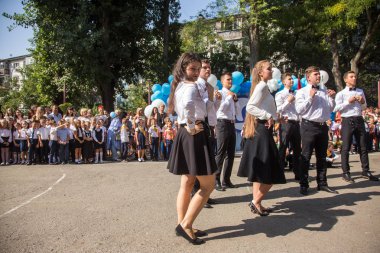 Odessa, Ukrayna 1 Eylül 2018: Eylül 1 gün kutlama bilgi. Gülümseyen mutlu birinci sınıf öğrencileri ve velileri mutlu. Okul içinde öğretmen eğitim yılın başında tatil