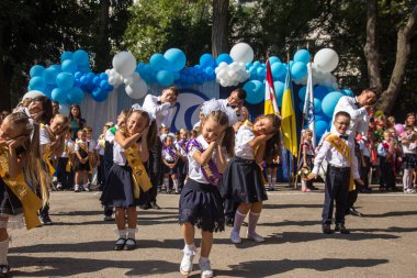Odessa, Ukrayna 1 Eylül 2018: Eylül 1 gün kutlama bilgi. Gülümseyen mutlu birinci sınıf öğrencileri ve velileri mutlu. Okul içinde öğretmen eğitim yılın başında tatil