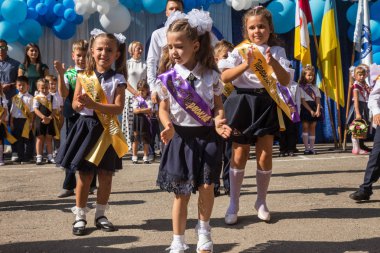Odessa, Ukrayna 1 Eylül 2018: Eylül 1 gün kutlama bilgi. Gülümseyen mutlu birinci sınıf öğrencileri ve velileri mutlu. Okul içinde öğretmen eğitim yılın başında tatil