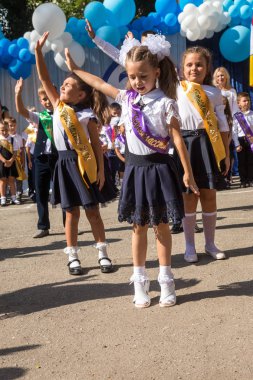 Odessa, Ukrayna 1 Eylül 2018: Eylül 1 gün kutlama bilgi. Gülümseyen mutlu birinci sınıf öğrencileri ve velileri mutlu. Okul içinde öğretmen eğitim yılın başında tatil