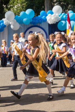 Odessa, Ukrayna 1 Eylül 2018: Eylül 1 gün kutlama bilgi. Gülümseyen mutlu birinci sınıf öğrencileri ve velileri mutlu. Okul içinde öğretmen eğitim yılın başında tatil