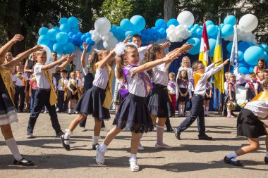 Odessa, Ukrayna 1 Eylül 2018: Eylül 1 gün kutlama bilgi. Gülümseyen mutlu birinci sınıf öğrencileri ve velileri mutlu. Okul içinde öğretmen eğitim yılın başında tatil