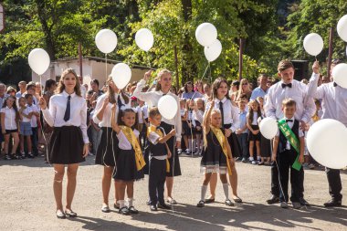 Odessa, Ukrayna 1 Eylül 2018: Eylül 1 gün kutlama bilgi. Gülümseyen mutlu birinci sınıf öğrencileri ve velileri mutlu. Okul içinde öğretmen eğitim yılın başında tatil