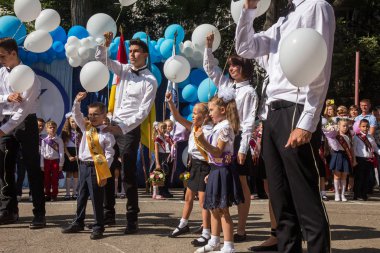 Odessa, Ukrayna 1 Eylül 2018: Eylül 1 gün kutlama bilgi. Gülümseyen mutlu birinci sınıf öğrencileri ve velileri mutlu. Okul içinde öğretmen eğitim yılın başında tatil
