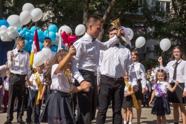 Odessa, Ukrayna 1 Eylül 2018: Eylül 1 gün kutlama bilgi. Gülümseyen mutlu birinci sınıf öğrencileri ve velileri mutlu. Okul içinde öğretmen eğitim yılın başında tatil