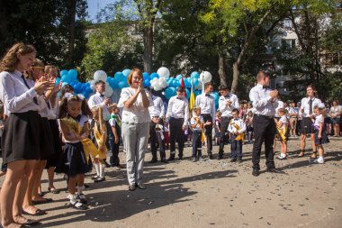 Odessa, Ukrayna 1 Eylül 2018: Eylül 1 gün kutlama bilgi. Gülümseyen mutlu birinci sınıf öğrencileri ve velileri mutlu. Okul içinde öğretmen eğitim yılın başında tatil