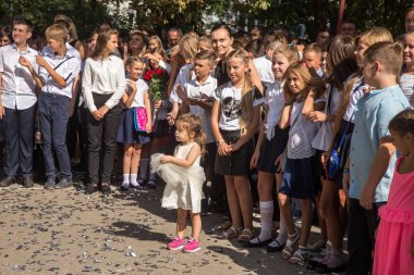 Odessa, Ukrayna 1 Eylül 2018: Eylül 1 gün kutlama bilgi. Gülümseyen mutlu birinci sınıf öğrencileri ve velileri mutlu. Okul içinde öğretmen eğitim yılın başında tatil