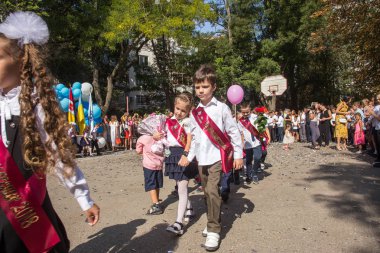 Odessa, Ukrayna 1 Eylül 2018: Eylül 1 gün kutlama bilgi. Gülümseyen mutlu birinci sınıf öğrencileri ve velileri mutlu. Okul içinde öğretmen eğitim yılın başında tatil