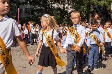 Odessa, Ukrayna 1 Eylül 2018: Eylül 1 gün kutlama bilgi. Gülümseyen mutlu birinci sınıf öğrencileri ve velileri mutlu. Okul içinde öğretmen eğitim yılın başında tatil