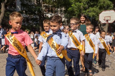 Odessa, Ukrayna 1 Eylül 2018: Eylül 1 gün kutlama bilgi. Gülümseyen mutlu birinci sınıf öğrencileri ve velileri mutlu. Okul içinde öğretmen eğitim yılın başında tatil