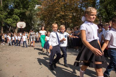 Odessa, Ukrayna 1 Eylül 2018: Eylül 1 gün kutlama bilgi. Gülümseyen mutlu birinci sınıf öğrencileri ve velileri mutlu. Okul içinde öğretmen eğitim yılın başında tatil