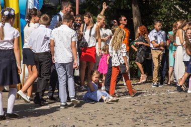 Odessa, Ukrayna 1 Eylül 2018: Eylül 1 gün kutlama bilgi. Gülümseyen mutlu birinci sınıf öğrencileri ve velileri mutlu. Okul içinde öğretmen eğitim yılın başında tatil