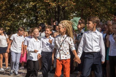 Odessa, Ukrayna 1 Eylül 2018: Eylül 1 gün kutlama bilgi. Gülümseyen mutlu birinci sınıf öğrencileri ve velileri mutlu. Okul içinde öğretmen eğitim yılın başında tatil