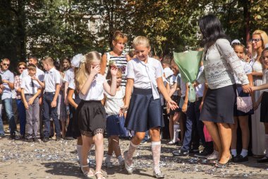Odessa, Ukrayna 1 Eylül 2018: Eylül 1 gün kutlama bilgi. Gülümseyen mutlu birinci sınıf öğrencileri ve velileri mutlu. Okul içinde öğretmen eğitim yılın başında tatil