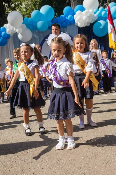 オデッサ ウクライナ 2018 日知識のお祝いの日 幸せな 年生と幸せな両親を笑っています 校庭で教師の休日の訓練の年の初め — ストック写真