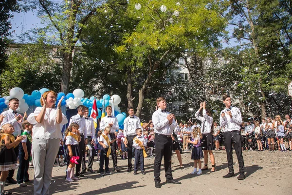 オデッサ ウクライナ 2018 日知識のお祝いの日 幸せな 年生と幸せな両親を笑っています 校庭で教師の休日の訓練の年の初め — ストック写真