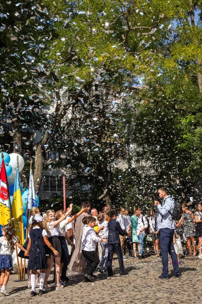 オデッサ ウクライナ 2018 日知識のお祝いの日 幸せな 年生と幸せな両親を笑っています 校庭で教師の休日の訓練の年の初め — ストック写真