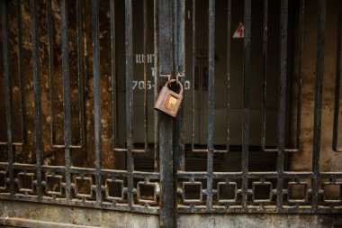 Kavramsal bir eski vintage paslı kapalı kilit paslı geçit üzerinde fotoğrafını ızgara. Antika Antika paslı asma kilit bir arka plan üzerinde. Antika paslı asma kilit kilit kapalı. Büyük eski kilit bu kapıyı kapatır