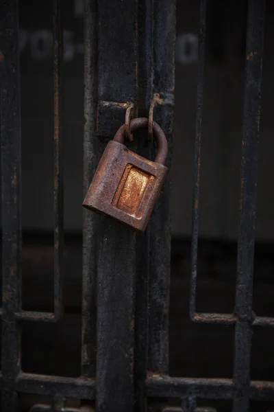Imagen Conceptual Una Vieja Cerradura Cerrada Oxidada Vintage Parrilla Puerta — Foto de Stock