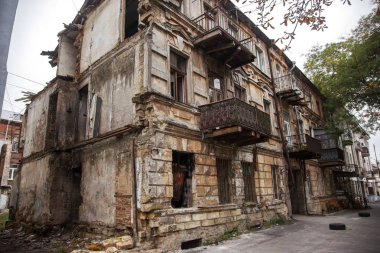 Eski terk edilmiş bir şehir kalıntıları. Yıkık ev içinde yoksul insanların canlı. Odessa, tarihi bir konut bina kalıntıları. Eski bir deprem-hit ev kalıntıları. Kayıp şehir.