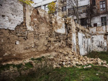 Eski terk edilmiş bir şehir kalıntıları. Yıkık ev içinde yoksul insanların canlı. Odessa, tarihi bir konut bina kalıntıları. Eski bir deprem-hit ev kalıntıları. Kayıp şehir.