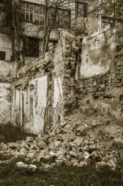 Eski terk edilmiş bir şehir kalıntıları. Yıkık ev içinde yoksul insanların canlı. Odessa, tarihi bir konut bina kalıntıları. Eski bir deprem-hit ev kalıntıları. Kayıp şehir.