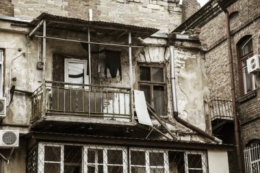Eski terk edilmiş bir şehir kalıntıları. Yıkık ev içinde yoksul insanların canlı. Odessa, tarihi bir konut bina kalıntıları. Eski bir deprem-hit ev kalıntıları. Kayıp şehir.
