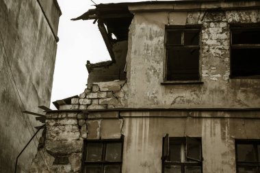 Eski terk edilmiş bir şehir kalıntıları. Yıkık ev içinde yoksul insanların canlı. Odessa, tarihi bir konut bina kalıntıları. Eski bir deprem-hit ev kalıntıları. Kayıp şehir.