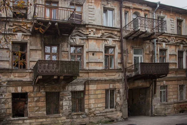 Eski Terk Edilmiş Bir Şehir Kalıntıları Yıkık Içinde Yoksul Insanların — Stok fotoğraf