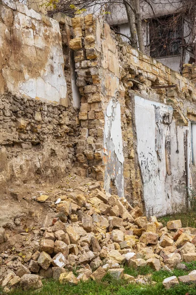 一个废弃的老城市的废墟 穷人居住的被毁的房子 奥德萨 一座历史悠久的居民楼的废墟 一座地震灾区的老房子的废墟 失落的城市 — 图库照片