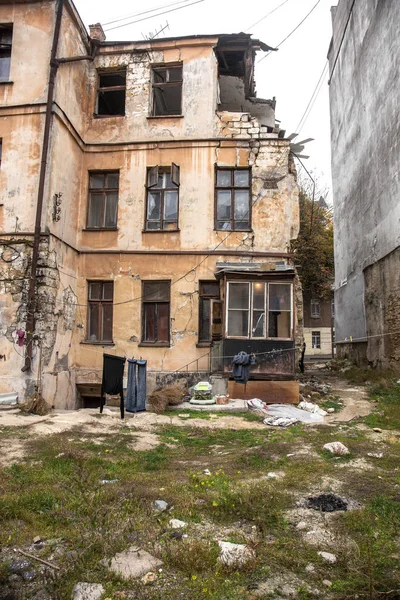 Ruiny Starého Opuštěného Města Zničený Dům Němž Žijí Chudí Lidé — Stock fotografie