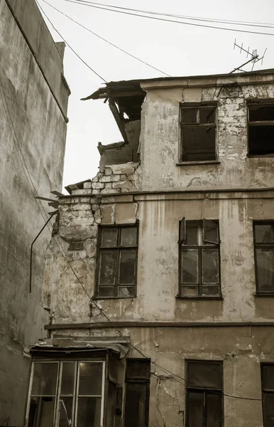 Eski terk edilmiş bir şehir kalıntıları. Yıkık ev içinde yoksul insanların canlı. Odessa, tarihi bir konut bina kalıntıları. Eski bir deprem-hit ev kalıntıları. Kayıp şehir.