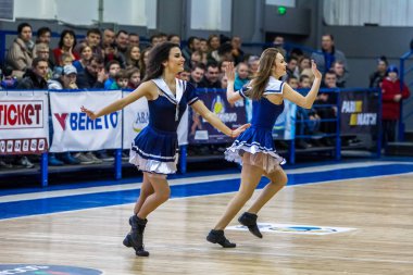 Odessa, Ukrayna - 15 Mart 2018: Güzel genç kızlar Basketbol Şampiyonası açılış sırasında fan takımının konuşma. Parke spor salonu takımda performansını takım