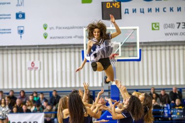 Odessa, Ukrayna - 15 Mart 2018: Güzel genç kızlar Basketbol Şampiyonası açılış sırasında fan takımının konuşma. Parke spor salonu takımda performansını takım