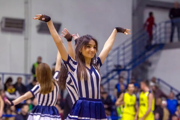 オデッサ ウクライナ 2018 スピーチ バスケット ボール選手権のオープン時にファンのチームの美しい若い女の子です 寄木細工ジムのチームのチーム パフォーマンス — ストック写真