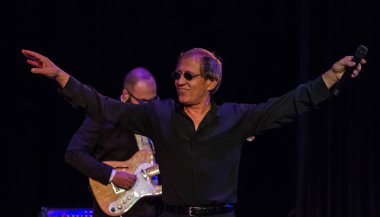 Odessa, Ukrayna - 4 Kasım 2018: konser performansı Adriano Celentano tarafından. Müzik grubu - Adolfo Sebastiani - ünlü şarkıcı, şovmen Celentano solist. Haraç göster. İtalyan pop efsane