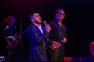 Odessa, Ukrayna - 4 Kasım 2018: konser performansı Adriano Celentano tarafından. Müzik grubu - Adolfo Sebastiani - ünlü şarkıcı, şovmen Celentano solist. Haraç göster. İtalyan pop efsane