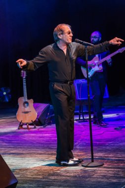 ODESSA, UKRAINE - 4 Kasım 2018: Adriano Celentano 'nun konser performansı. Müzik grubu Adolfo Sebastiani 'nin solisti ünlü şarkıcı Celentano. Haraç Şovu Celentano. İtalyan pop efsanesi