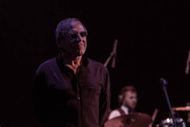 ODESSA, UKRAINE - 4 Kasım 2018: Adriano Celentano 'nun konser performansı. Müzik grubu Adolfo Sebastiani 'nin solisti ünlü şarkıcı Celentano. Haraç Şovu Celentano. İtalyan pop efsanesi