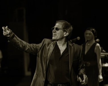 ODESSA, UKRAINE - 4 Kasım 2018: Adriano Celentano 'nun konser performansı. Müzik grubu Adolfo Sebastiani 'nin solisti ünlü şarkıcı Celentano. Haraç Şovu Celentano. İtalyan pop efsanesi
