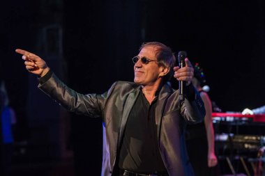 ODESSA, UKRAINE - 4 Kasım 2018: Adriano Celentano 'nun konser performansı. Müzik grubu Adolfo Sebastiani 'nin solisti ünlü şarkıcı Celentano. Haraç Şovu Celentano. İtalyan pop efsanesi