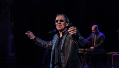 ODESSA, UKRAINE - 4 Kasım 2018: Adriano Celentano 'nun konser performansı. Müzik grubu Adolfo Sebastiani 'nin solisti ünlü şarkıcı Celentano. Haraç Şovu Celentano. İtalyan pop efsanesi