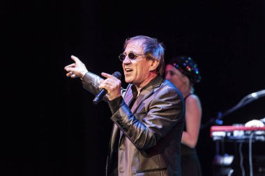 ODESSA, UKRAINE - 4 Kasım 2018: Adriano Celentano 'nun konser performansı. Müzik grubu Adolfo Sebastiani 'nin solisti ünlü şarkıcı Celentano. Haraç Şovu Celentano. İtalyan pop efsanesi